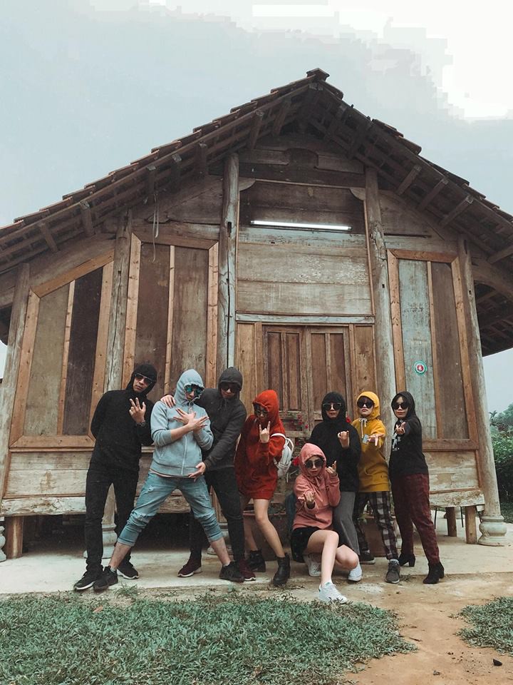 Không biết tạo dáng ngầu khi chụp ảnh nhóm thì cứ mua mỗi người một chiếc kính như hội bạn thân này cho nhanh