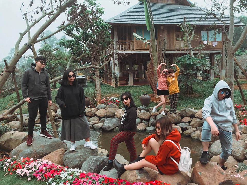 Không biết tạo dáng ngầu khi chụp ảnh nhóm thì cứ mua mỗi người một chiếc kính như hội bạn thân này cho nhanh