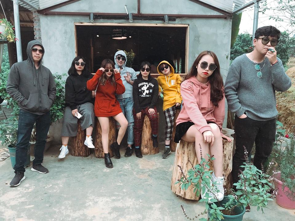 Không biết tạo dáng ngầu khi chụp ảnh nhóm thì cứ mua mỗi người một chiếc kính như hội bạn thân này cho nhanh