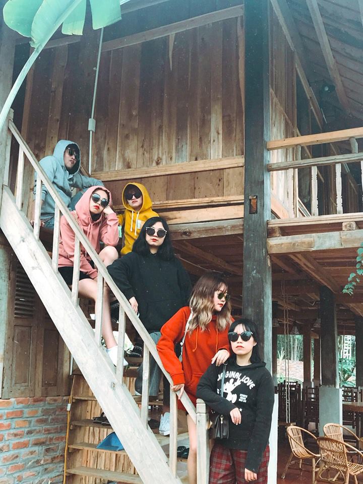 Không biết tạo dáng ngầu khi chụp ảnh nhóm thì cứ mua mỗi người một chiếc kính như hội bạn thân này cho nhanh