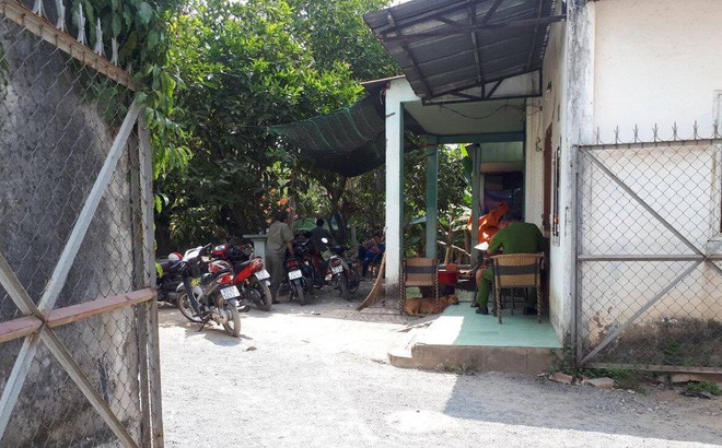 Chủ nhà phát hiện thi thể người đàn ông lạ đang phân hủy phía sau nhà Chủ nhà phát hiện thi thể người đàn ông lạ đang phân hủy phía sau nhà