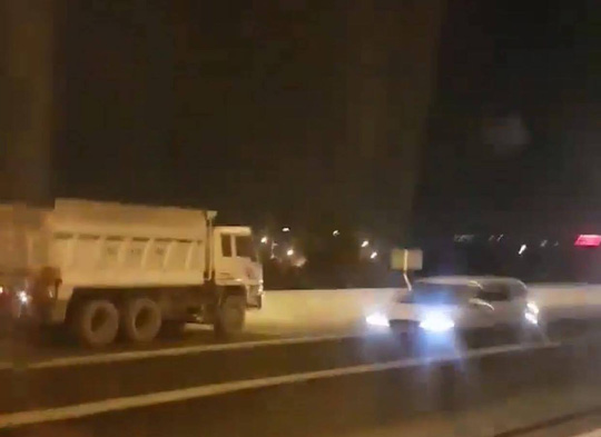 CLIP: Xe ben chạy ngược chiều với tốc độ tử thần trên cao tốc TP HCM - Long Thành