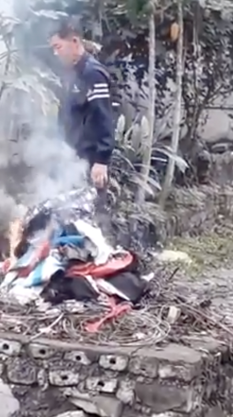 Người đàn ông mang quần áo, sách vở ra bờ ao đốt trước mặt con, chửi bới cả bố đẻ khiến nhiều người ngán ngẩm