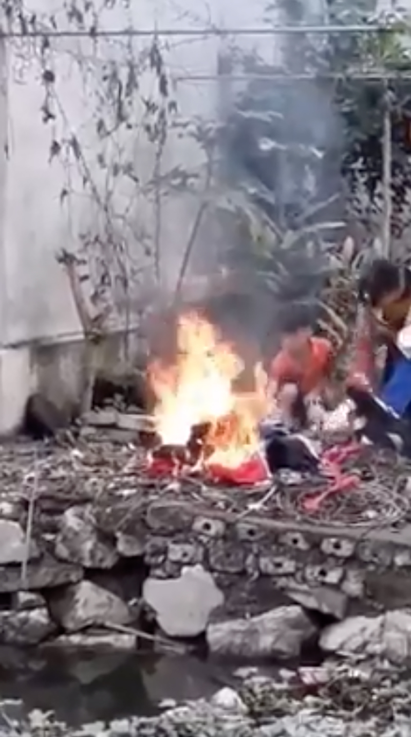 Người đàn ông mang quần áo, sách vở ra bờ ao đốt trước mặt con, chửi bới cả bố đẻ khiến nhiều người ngán ngẩm Người đàn ông mang quần áo, sách vở ra bờ ao đốt trước mặt con, chửi bới cả bố đẻ khiến nhiều người ngán ngẩm
