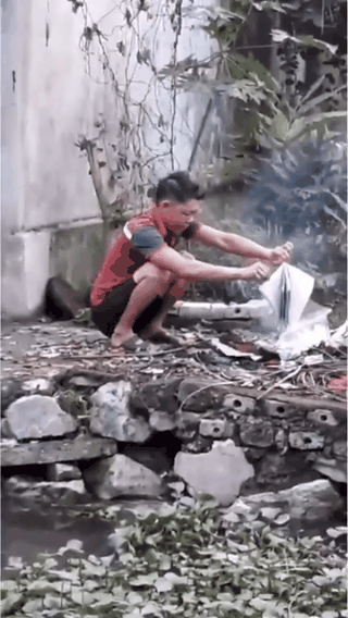 Người đàn ông mang quần áo, sách vở ra bờ ao đốt trước mặt con, chửi bới cả bố đẻ khiến nhiều người ngán ngẩm Người đàn ông mang quần áo, sách vở ra bờ ao đốt trước mặt con, chửi bới cả bố đẻ khiến nhiều người ngán ngẩm
