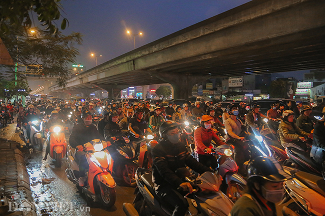 Ảnh: Đường vành đai 3 vẫn ùn tắc triền miên hậu xén dải phân cách