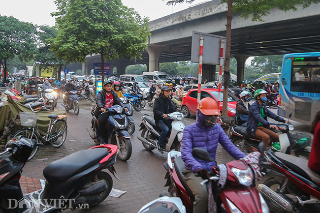 Ảnh: Đường vành đai 3 vẫn ùn tắc triền miên hậu xén dải phân cách