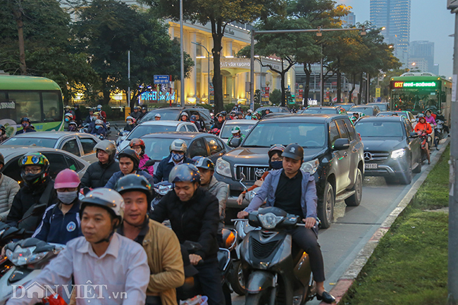 Ảnh: Đường vành đai 3 vẫn ùn tắc triền miên hậu xén dải phân cách