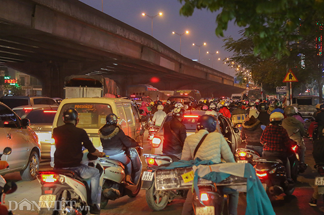 Ảnh: Đường vành đai 3 vẫn ùn tắc triền miên hậu xén dải phân cách