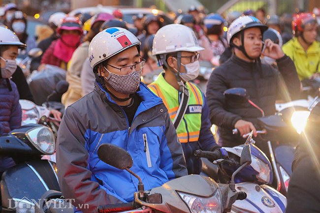 Ảnh: Đường vành đai 3 vẫn ùn tắc triền miên hậu xén dải phân cách