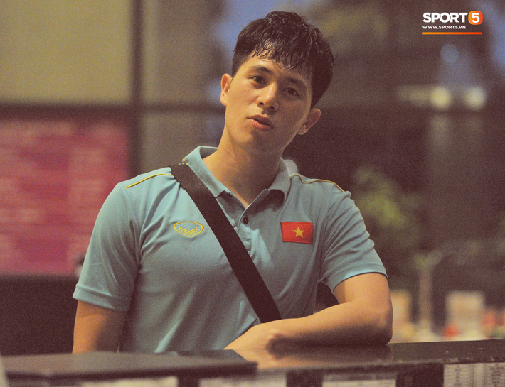 Đồng đội nhất trí phạt Đình Trọng 200.000 đồng khi về tới khách sạn