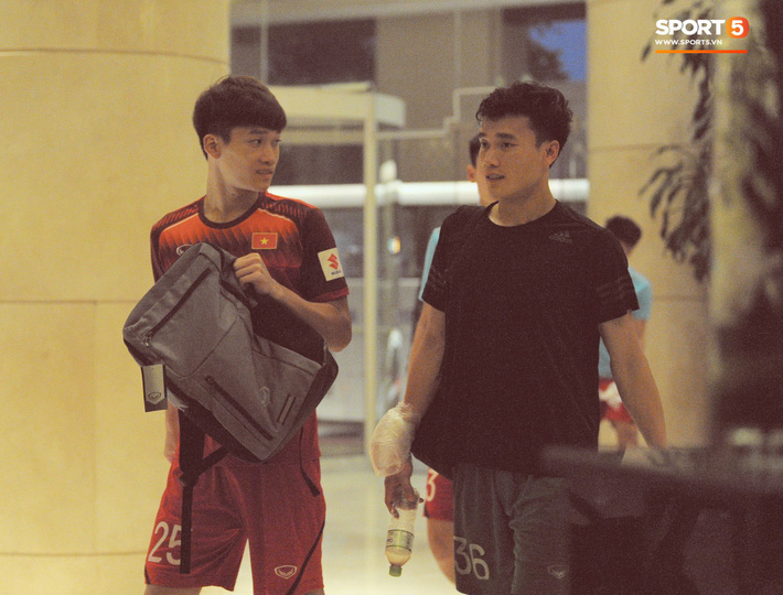 Đồng đội nhất trí phạt Đình Trọng 200.000 đồng khi về tới khách sạn