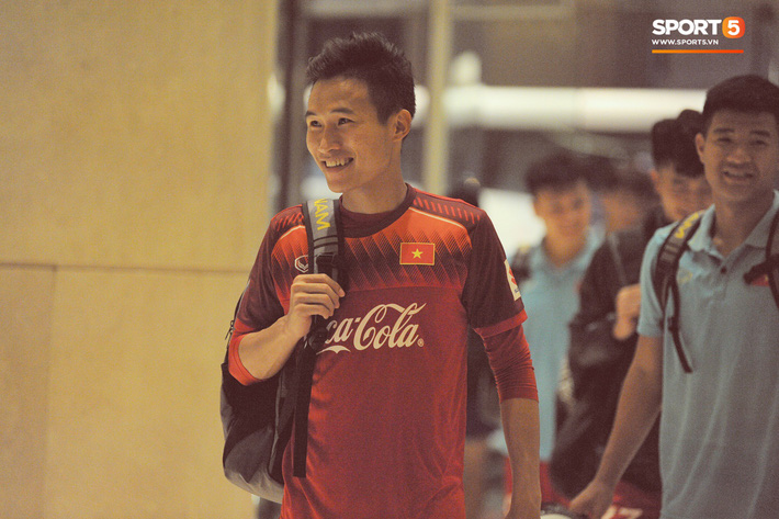 Đồng đội nhất trí phạt Đình Trọng 200.000 đồng khi về tới khách sạn