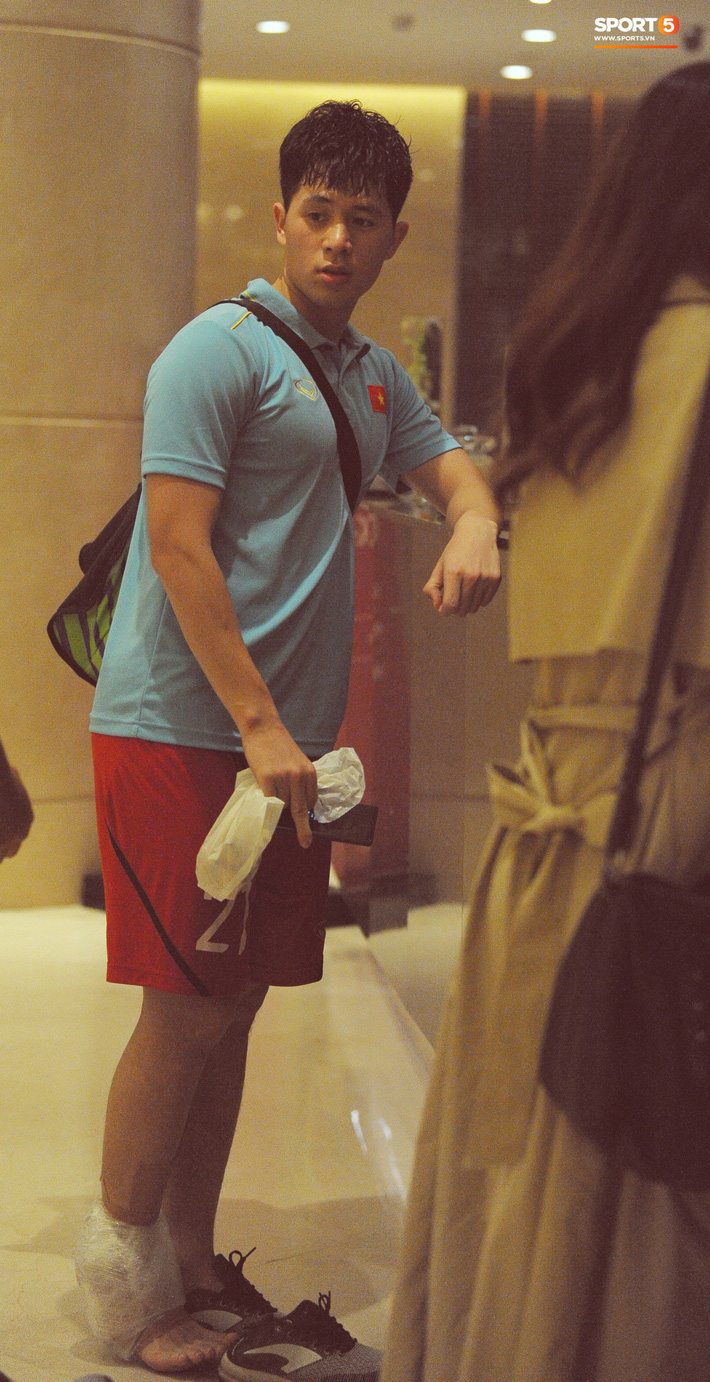 Đồng đội nhất trí phạt Đình Trọng 200.000 đồng khi về tới khách sạn