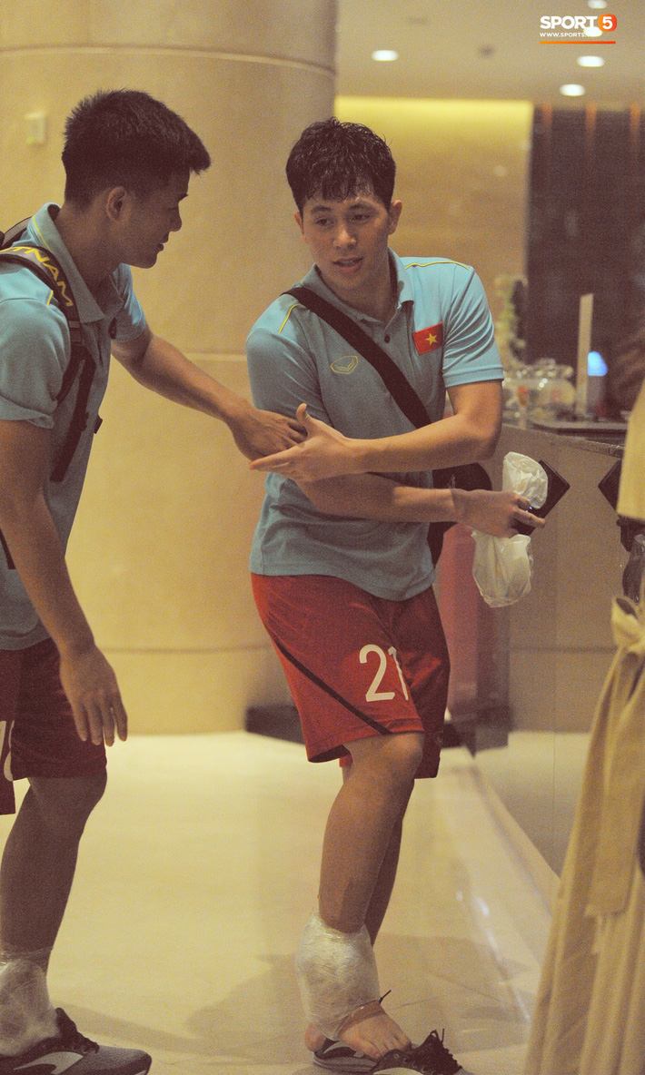 Đồng đội nhất trí phạt Đình Trọng 200.000 đồng khi về tới khách sạn