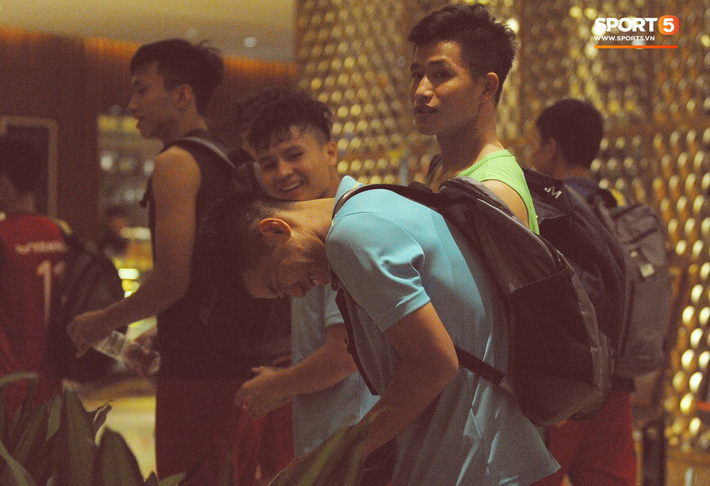 Đồng đội nhất trí phạt Đình Trọng 200.000 đồng khi về tới khách sạn