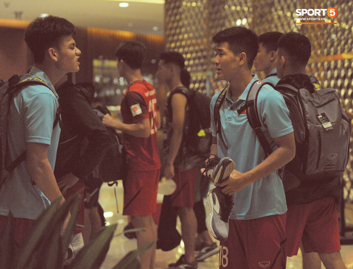 Đồng đội nhất trí phạt Đình Trọng 200.000 đồng khi về tới khách sạn