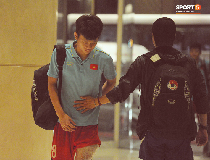 Đồng đội nhất trí phạt Đình Trọng 200.000 đồng khi về tới khách sạn