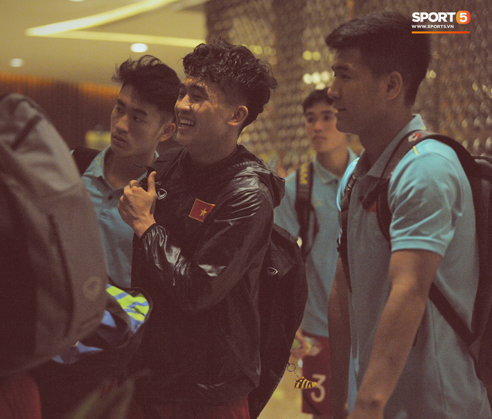 Đồng đội nhất trí phạt Đình Trọng 200.000 đồng khi về tới khách sạn