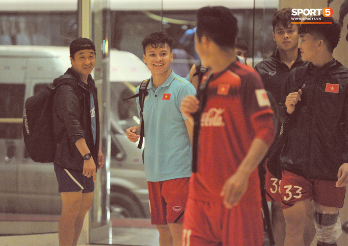 Đồng đội nhất trí phạt Đình Trọng 200.000 đồng khi về tới khách sạn