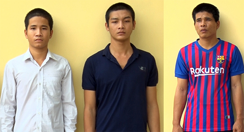 Ba thanh niên ở miền Tây khống chế bà lão, cướp tài sản