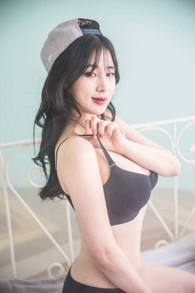 2 siêu phẩm tạp chí đàn ông Hàn quá đẹp, gây xôn xao phố đi bộ Hồ Gươm, Hội An