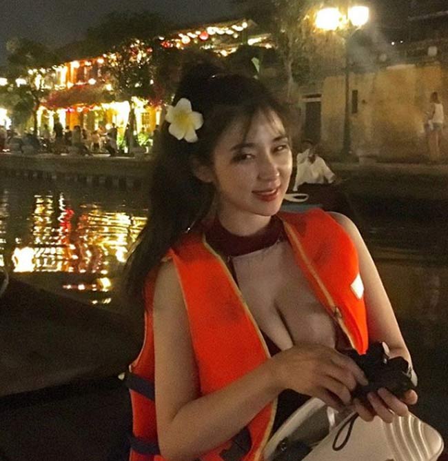 2 siêu phẩm tạp chí đàn ông Hàn quá đẹp, gây xôn xao phố đi bộ Hồ Gươm, Hội An