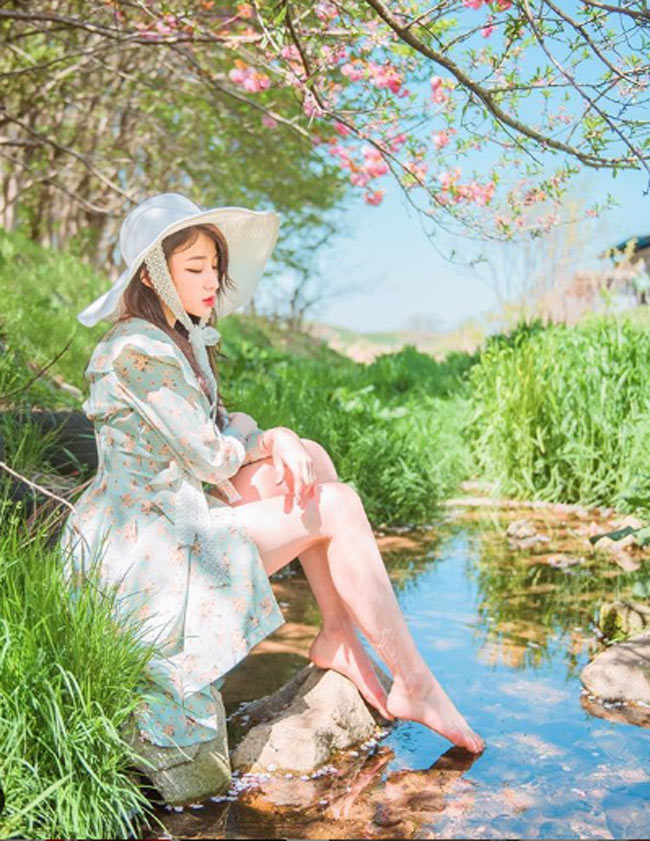 2 siêu phẩm tạp chí đàn ông Hàn quá đẹp, gây xôn xao phố đi bộ Hồ Gươm, Hội An