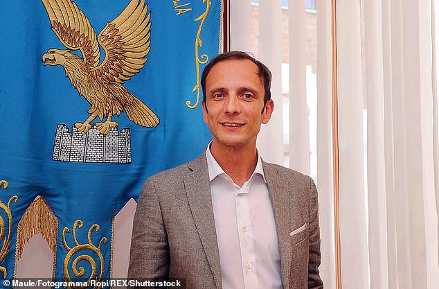 Gậy ông đập lưng ông: Chính trị gia kiêm nhân vật cốt cán phong trào phản đối vắc-xin nhập viện vì bị thuỷ đậu