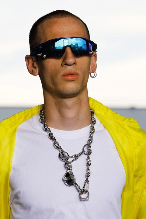 Xu hướng kính mát nam Wayfarer quay trở lại với biến thể độc đáo Xu hướng kính mát nam Wayfarer quay trở lại với biến thể độc đáo