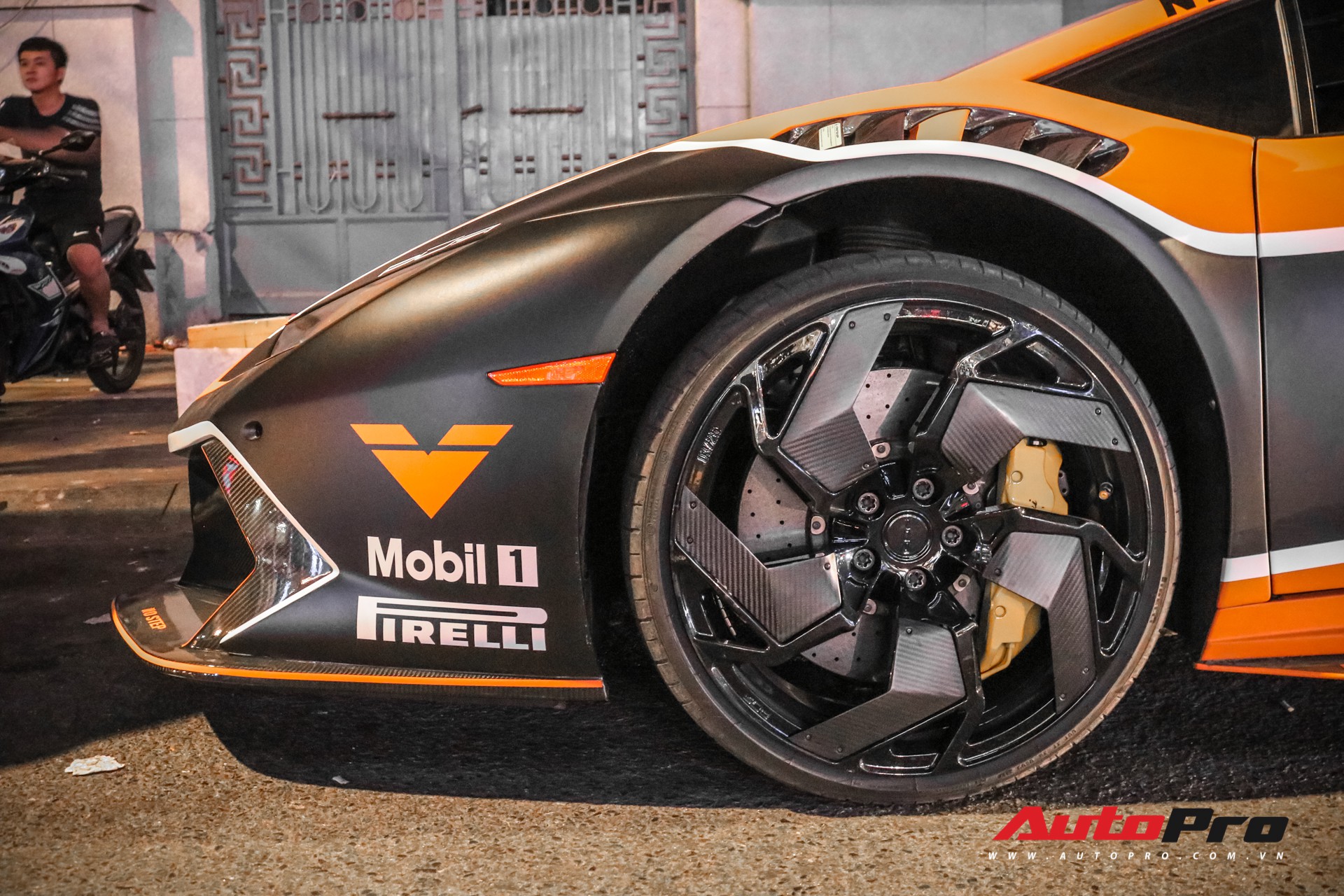Từ hồng phấn điệu đà, đại gia Bạc Liêu lên màu áo mới cực hầm hố cho Lamborghini Huracan độc nhất Việt Nam Từ hồng phấn điệu đà, đại gia Bạc Liêu lên màu áo mới cực hầm hố cho Lamborghini Huracan độc nhất Việt Nam