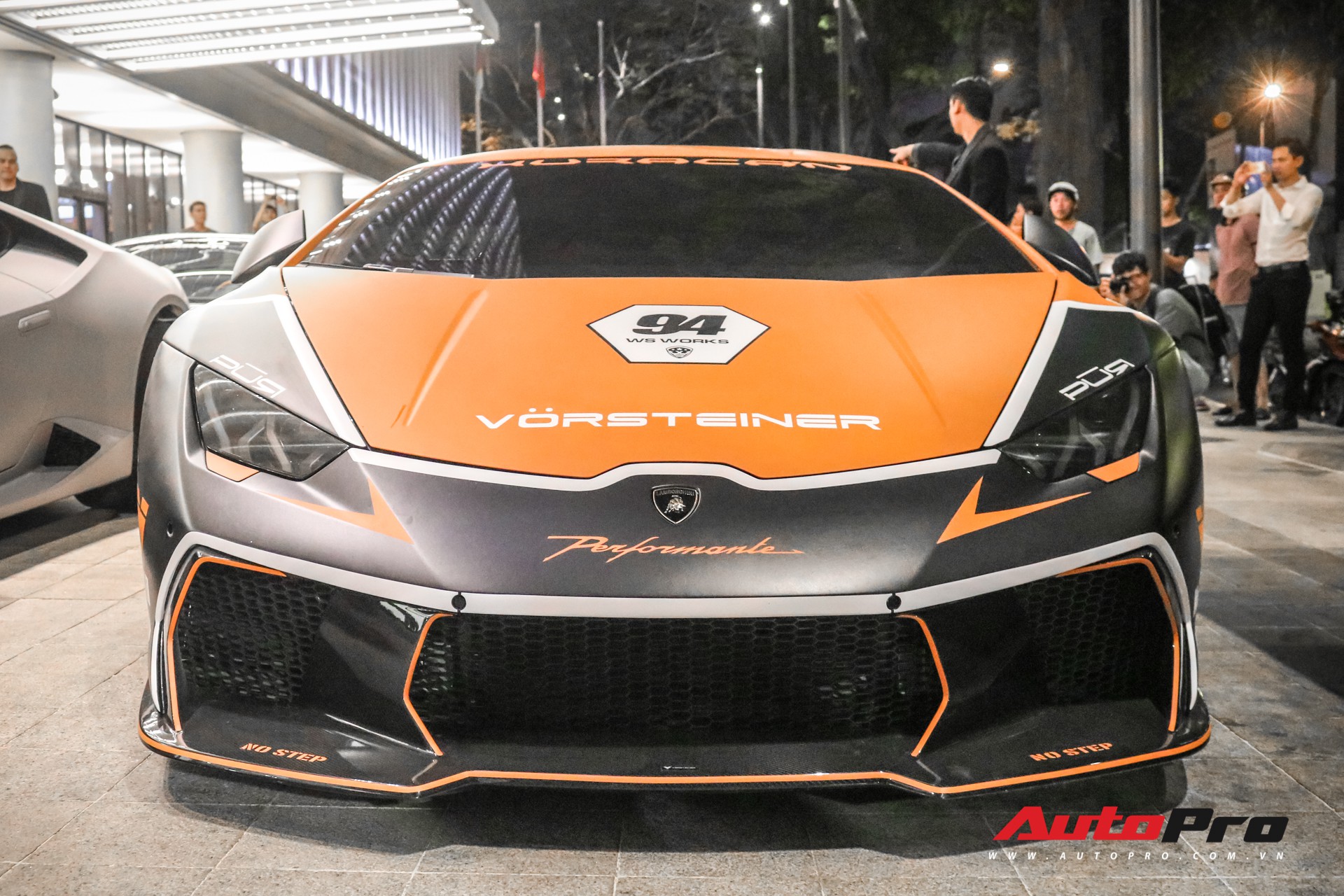 Từ hồng phấn điệu đà, đại gia Bạc Liêu lên màu áo mới cực hầm hố cho Lamborghini Huracan độc nhất Việt Nam Từ hồng phấn điệu đà, đại gia Bạc Liêu lên màu áo mới cực hầm hố cho Lamborghini Huracan độc nhất Việt Nam