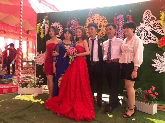 Cô dâu lủi thủi đứng một góc nhìn chú rể khoác tay người yêu cũ chụp ảnh trong đám cưới và sự thật bất ngờ phía sau