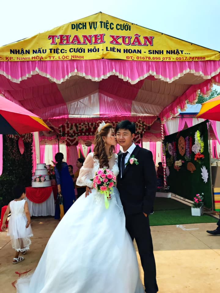 Cô dâu lủi thủi đứng một góc nhìn chú rể khoác tay người yêu cũ chụp ảnh trong đám cưới và sự thật bất ngờ phía sau