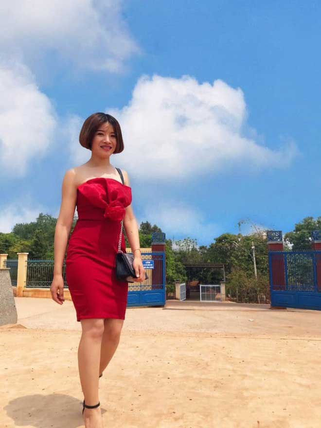 Cô dâu lủi thủi đứng một góc nhìn chú rể khoác tay người yêu cũ chụp ảnh trong đám cưới và sự thật bất ngờ phía sau