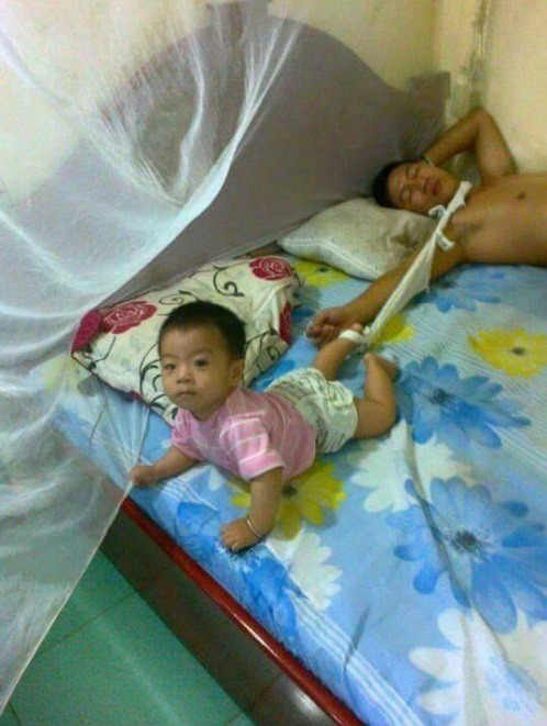 Kết quả thử thách nhờ chồng trông con 5 phút, ca nào cũng hài chảy nước mắt nhưng spotlight không ai qua được bỉm băng keo điện