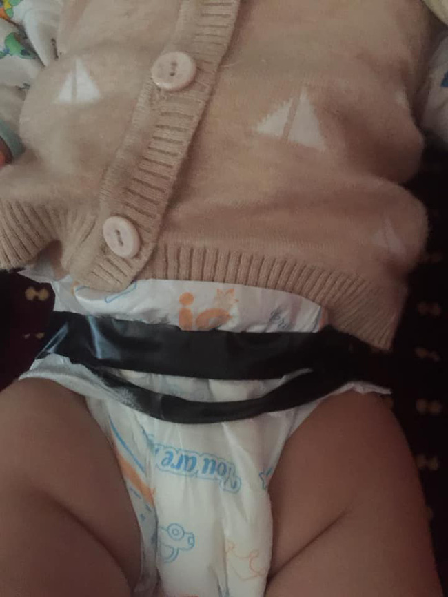 Kết quả thử thách nhờ chồng trông con 5 phút, ca nào cũng hài chảy nước mắt nhưng spotlight không ai qua được bỉm băng keo điện