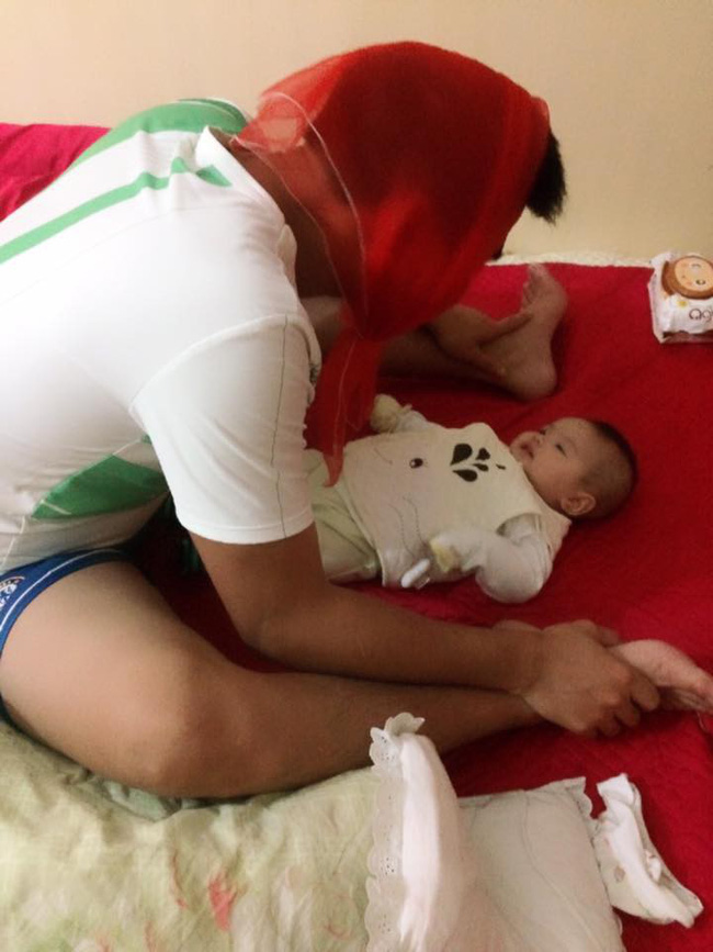 Kết quả thử thách nhờ chồng trông con 5 phút, ca nào cũng hài chảy nước mắt nhưng spotlight không ai qua được bỉm băng keo điện