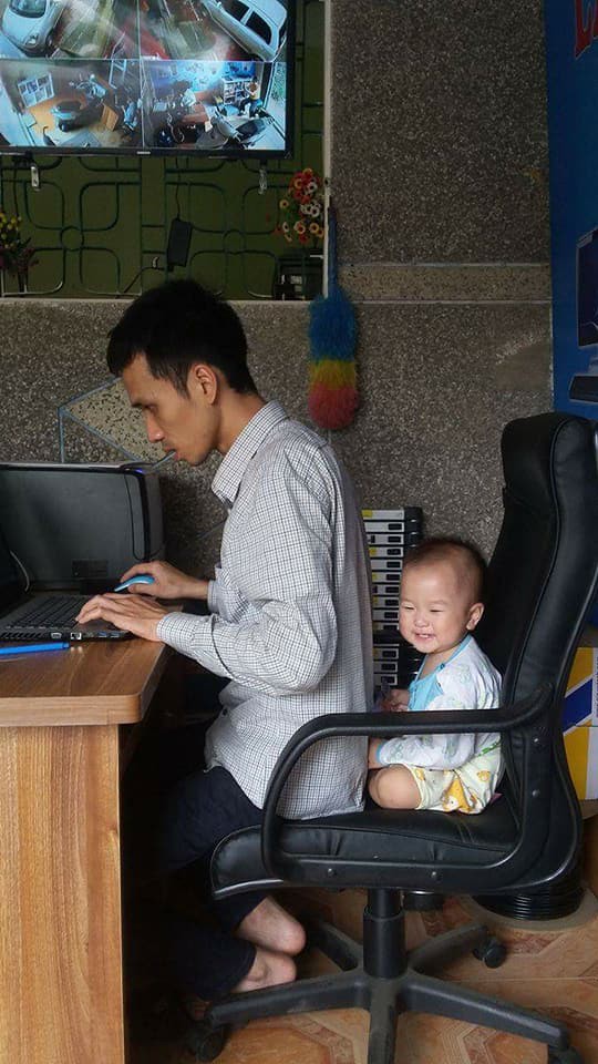 Kết quả thử thách nhờ chồng trông con 5 phút, ca nào cũng hài chảy nước mắt nhưng spotlight không ai qua được bỉm băng keo điện