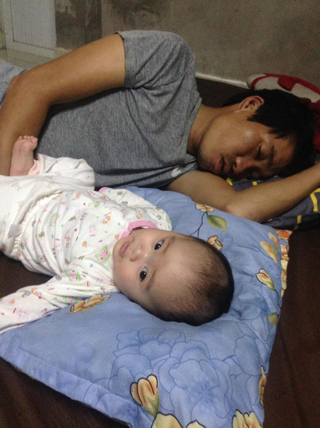 Kết quả thử thách nhờ chồng trông con 5 phút, ca nào cũng hài chảy nước mắt nhưng spotlight không ai qua được bỉm băng keo điện