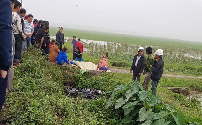 Hà Nội: Bàng hoàng phát hiện thi thể nam thanh niên có thương tích trên mặt, nằm cạnh xe máy Hà Nội: Bàng hoàng phát hiện thi thể nam thanh niên có thương tích trên mặt, nằm cạnh xe máy