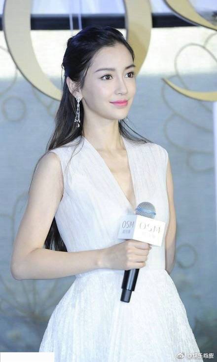 Hình ảnh đối lập gây tranh cãi của Angela Baby: Vừa trong sáng như công chúa đã vội phì phèo điếu thuốc trên tay