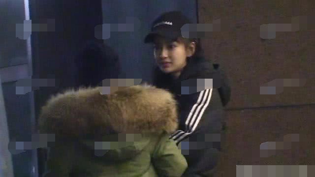 Hình ảnh đối lập gây tranh cãi của Angela Baby: Vừa trong sáng như công chúa đã vội phì phèo điếu thuốc trên tay