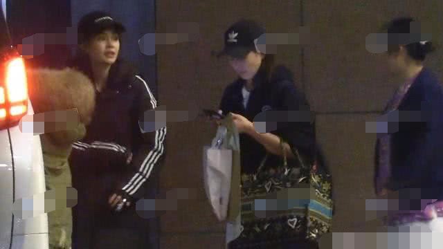 Hình ảnh đối lập gây tranh cãi của Angela Baby: Vừa trong sáng như công chúa đã vội phì phèo điếu thuốc trên tay