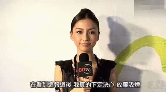 Hình ảnh đối lập gây tranh cãi của Angela Baby: Vừa trong sáng như công chúa đã vội phì phèo điếu thuốc trên tay