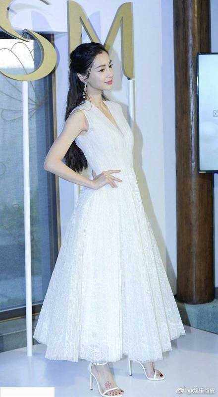 Hình ảnh đối lập gây tranh cãi của Angela Baby: Vừa trong sáng như công chúa đã vội phì phèo điếu thuốc trên tay