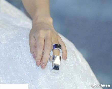 Hình ảnh đối lập gây tranh cãi của Angela Baby: Vừa trong sáng như công chúa đã vội phì phèo điếu thuốc trên tay