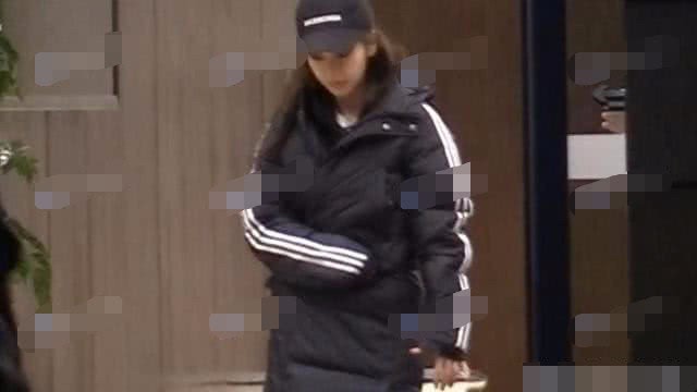 Hình ảnh đối lập gây tranh cãi của Angela Baby: Vừa trong sáng như công chúa đã vội phì phèo điếu thuốc trên tay