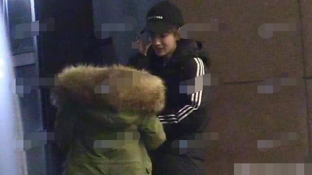 Hình ảnh đối lập gây tranh cãi của Angela Baby: Vừa trong sáng như công chúa đã vội phì phèo điếu thuốc trên tay