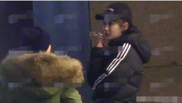 Hình ảnh đối lập gây tranh cãi của Angela Baby: Vừa trong sáng như công chúa đã vội phì phèo điếu thuốc trên tay